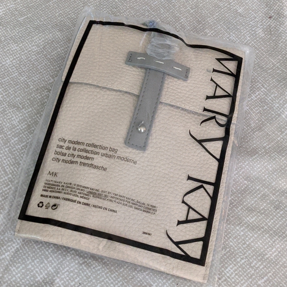 Mary Kay City Modern Makeup bag with strap - Picture 2 of 4